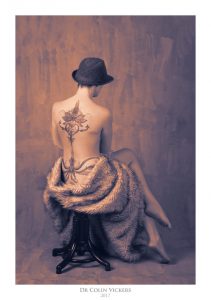 Fine Art Nude Photographer Vienna - Abstract Nude of Tattooed Sitting Woman in Painterly Style